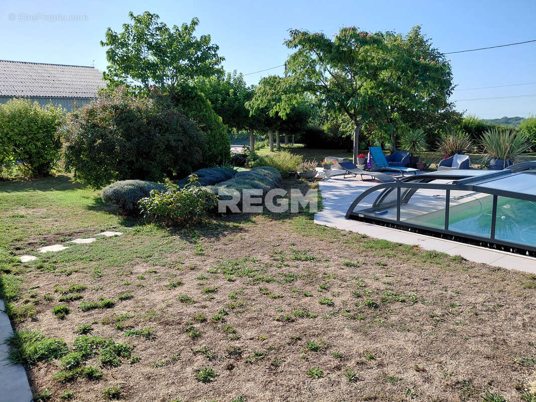 Très bel ensemble immobilier, comprenant maison avec piscine dans parc, grande serre pour tous légumes, hangar - photo 17