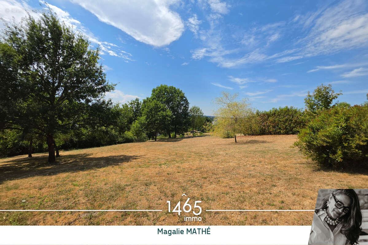 Terrain à bâtir de 2 490 m2 avec près de 7 000 m2 de propriété   Vue Chaîne des Puys - photo 3
