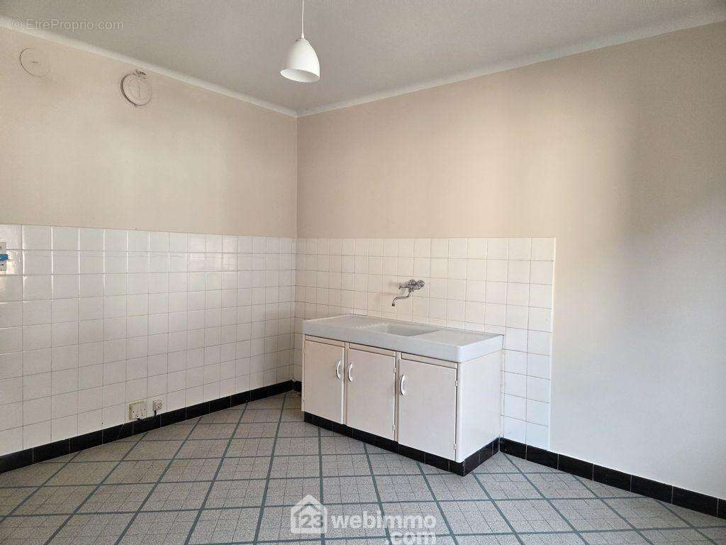 Le premier étage possède la même configuration avec sa cuisine et son balcon, - Maison à LA BATHIE