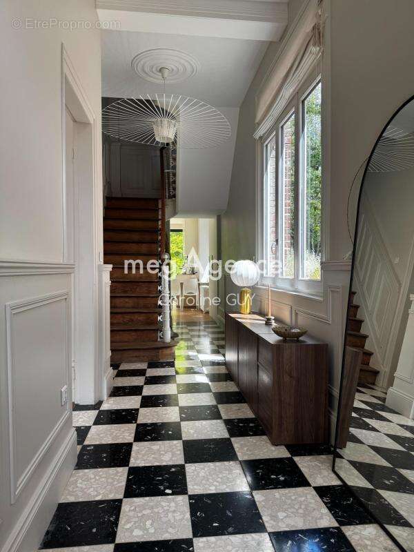 Très belle maison de ville, de 166m2, 5 chambres, jardin et dépendance - photo 4