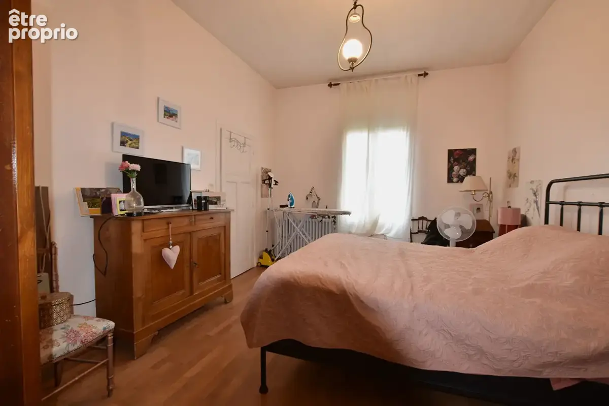 Maison de ville atypique avec terrasse, vue sur la besbre : - photo 9