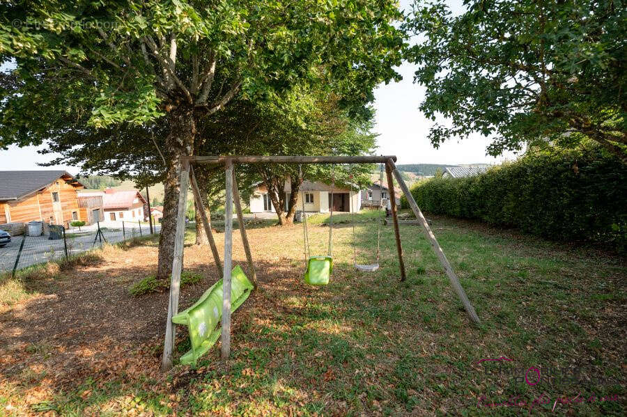 Maison LONGEVILLES-MONT-D' OR SUR 953 M2 de terrain arboré. - photo 8