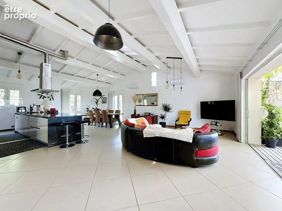 Grande maison familiale de charme avec piscine à débordement, terrasse en bois exotique et terrain arboré de 1 709 m² — Fréjus - photo 5