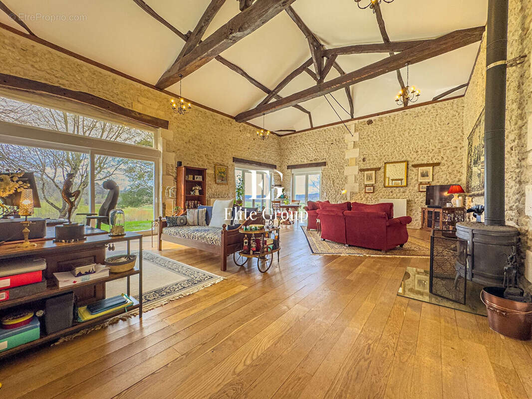 Maison à MONTMOREAU-SAINT-CYBARD