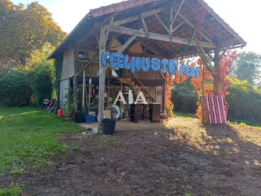Maison à LES ADJOTS