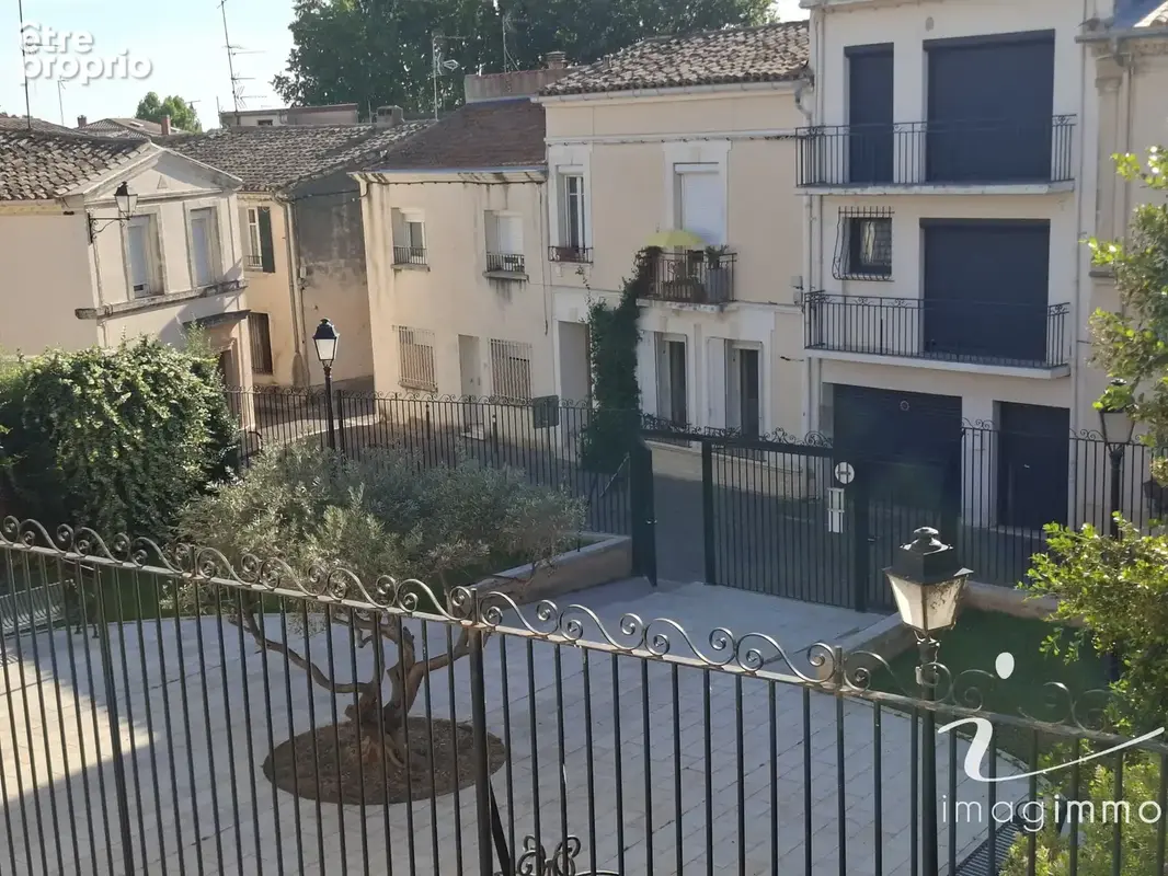 Idéalement placée, découvrez cette spacieuse maison de village avec un garage de 75 m2 ! - photo 7