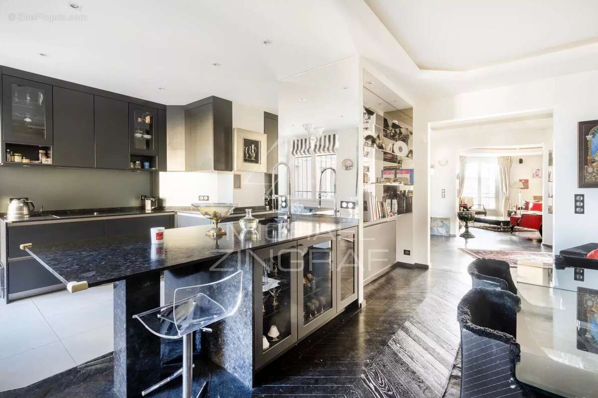 Appartement à PARIS-16E