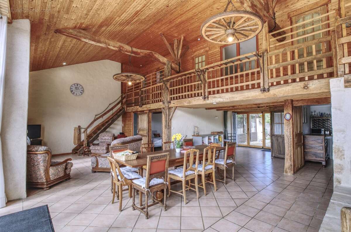 Maison en pierre spacieuse avec grand gîte (4/6 chambres) au cœur d’un village recherché - photo 4