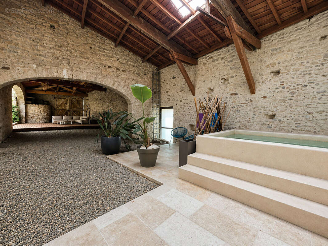 Propriété d'exception ? Ancien corps de ferme réinventé en demeure contemporaine confidentielle - photo 3