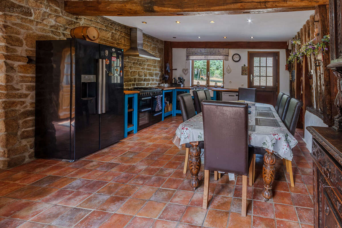 Manche : Maison en pierre de 3 chambres avec studio, écuries et terrain. - photo 4