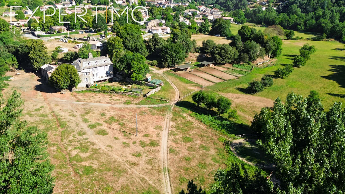 Manoir d'une superficie habitable de 338 m2 avec dépendances sur un terrain de 3,6 hectares - photo 4