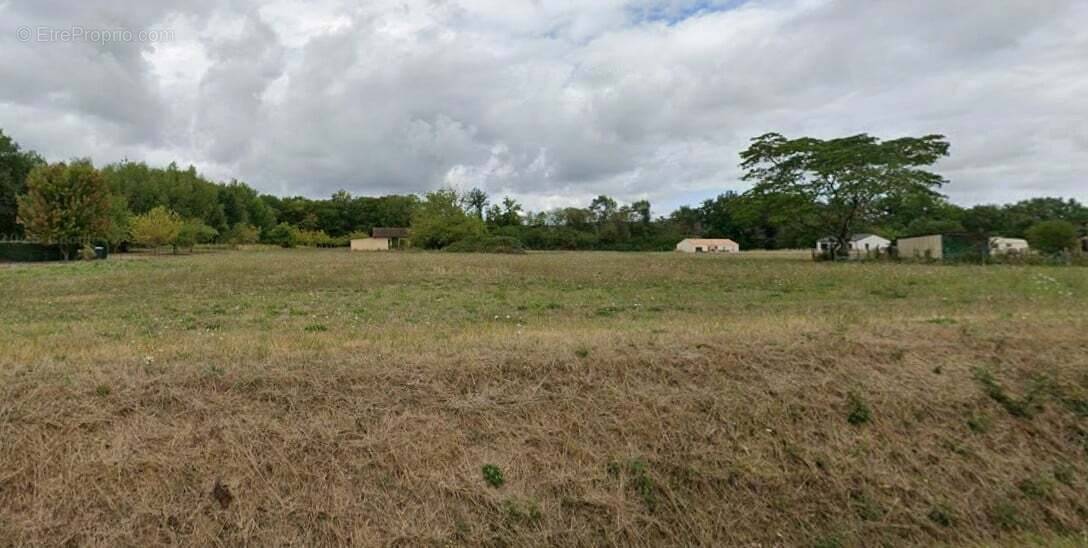 Terrain à SAINT-ASTIER