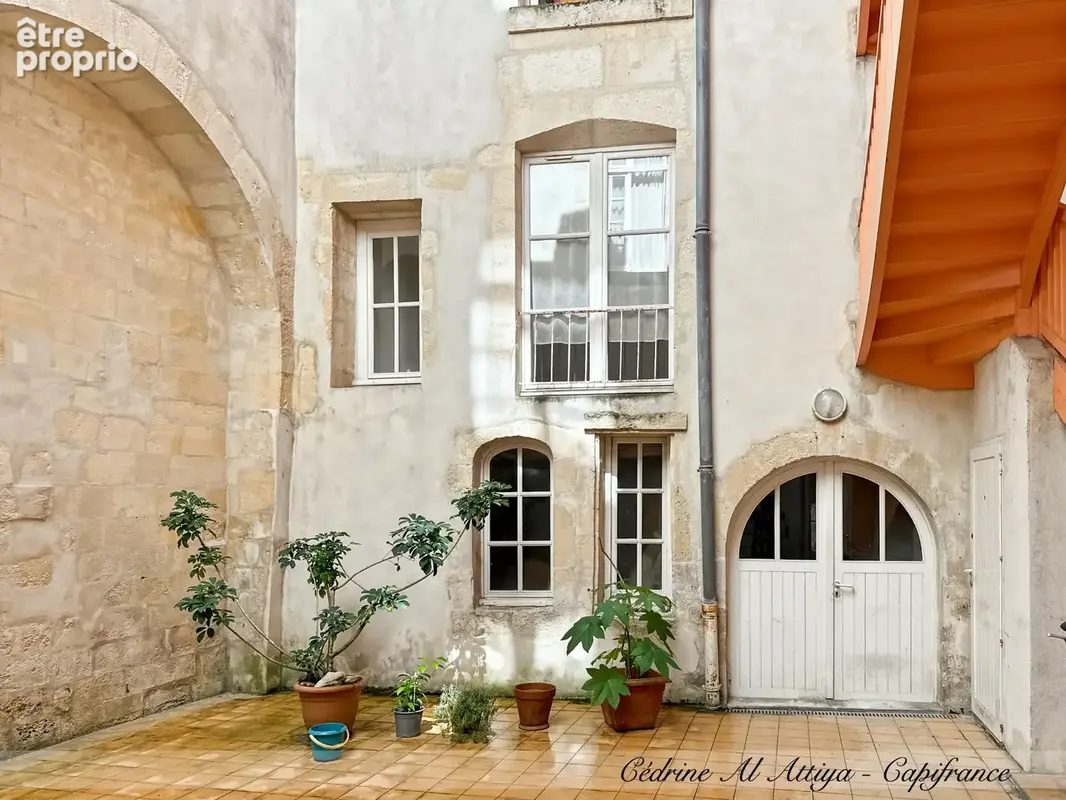 LA ROCHELLE, centre historique, STUDIO MEUBLÉ et rénové de 16m2, 1er étage, local à vélos - photo 5