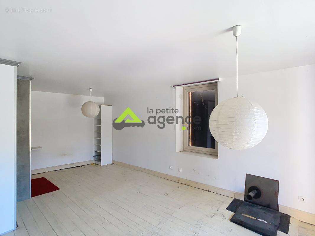 Maison à SAINT-MEDARD-LA-ROCHETTE