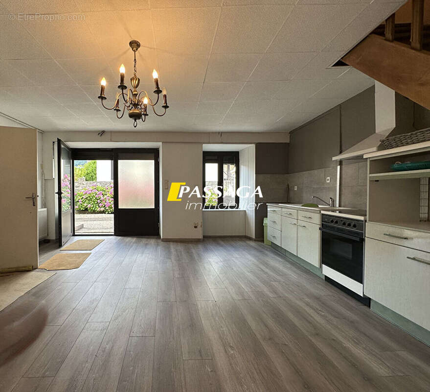 A VENDRE - Maison d'habitation avec cour, jardin et studio - BERTHOLENE - photo 8