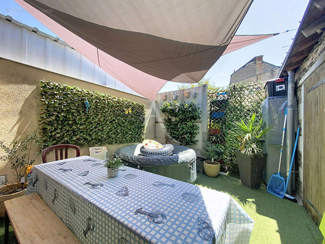 Maison à MONTREUIL-JUIGNE