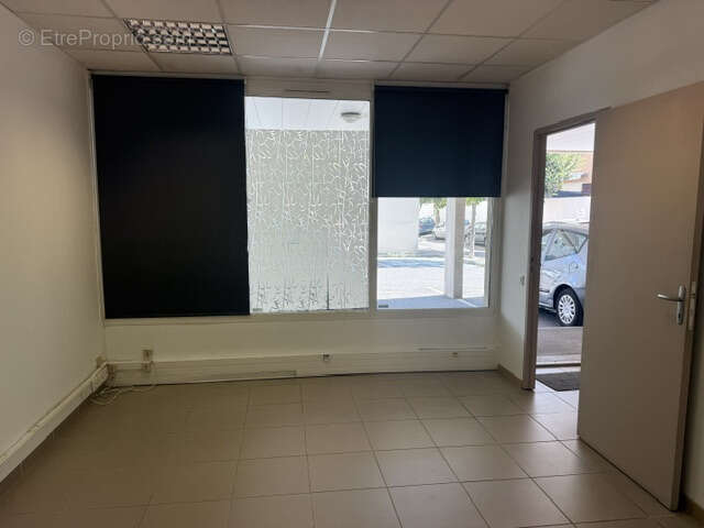 Local professionnel 59m2  rez de chaussee plan de cuques - photo 3