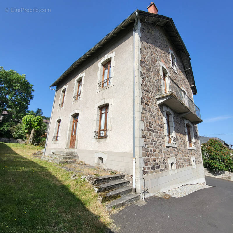 Maison à RIOM-ES-MONTAGNES