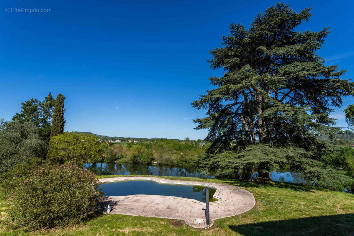 Country manor with barn and pool - photo 2