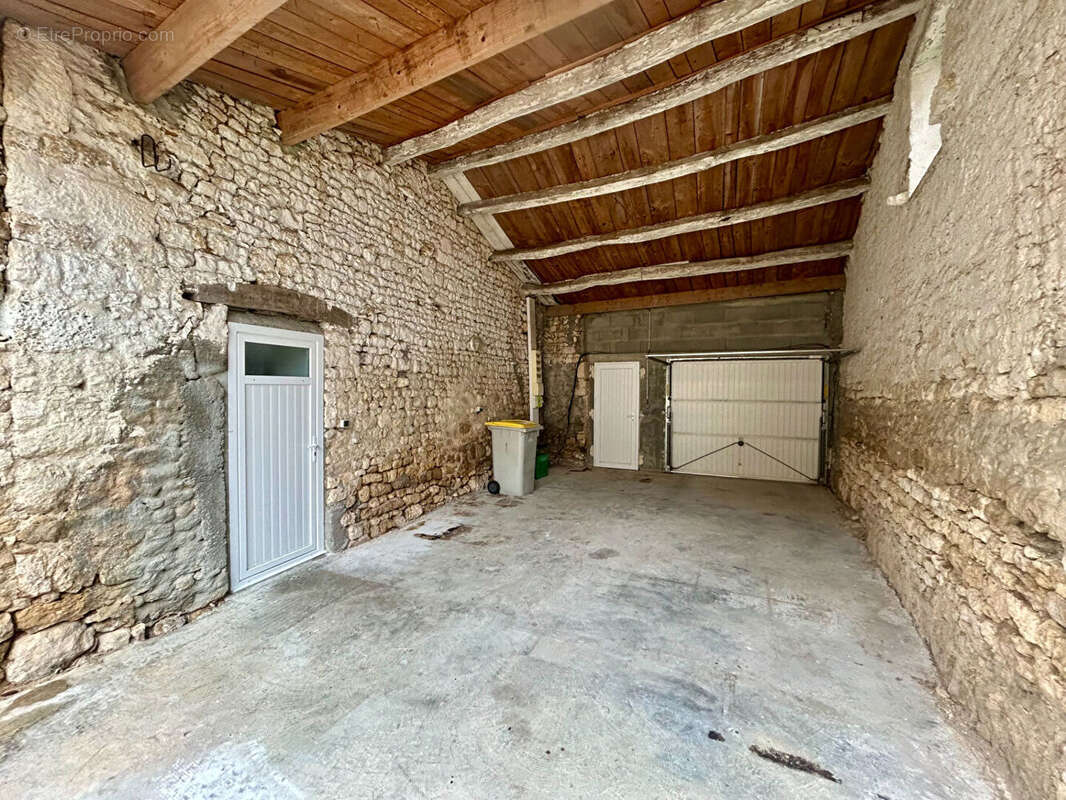 Maison à SAINT-LAURENT-DE-LA-PREE