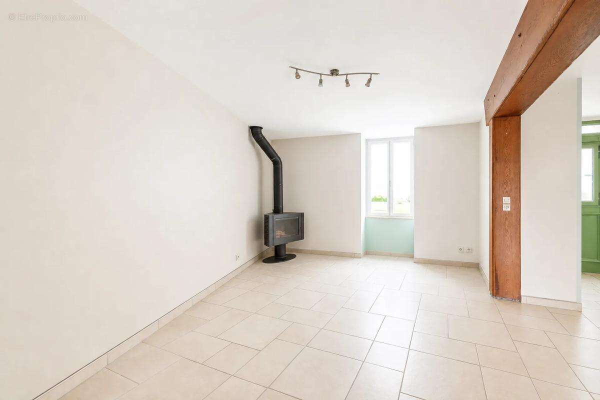 Maison de caractère avec jardin - 112 m2 - Villeneuve-le-Comte - photo 4