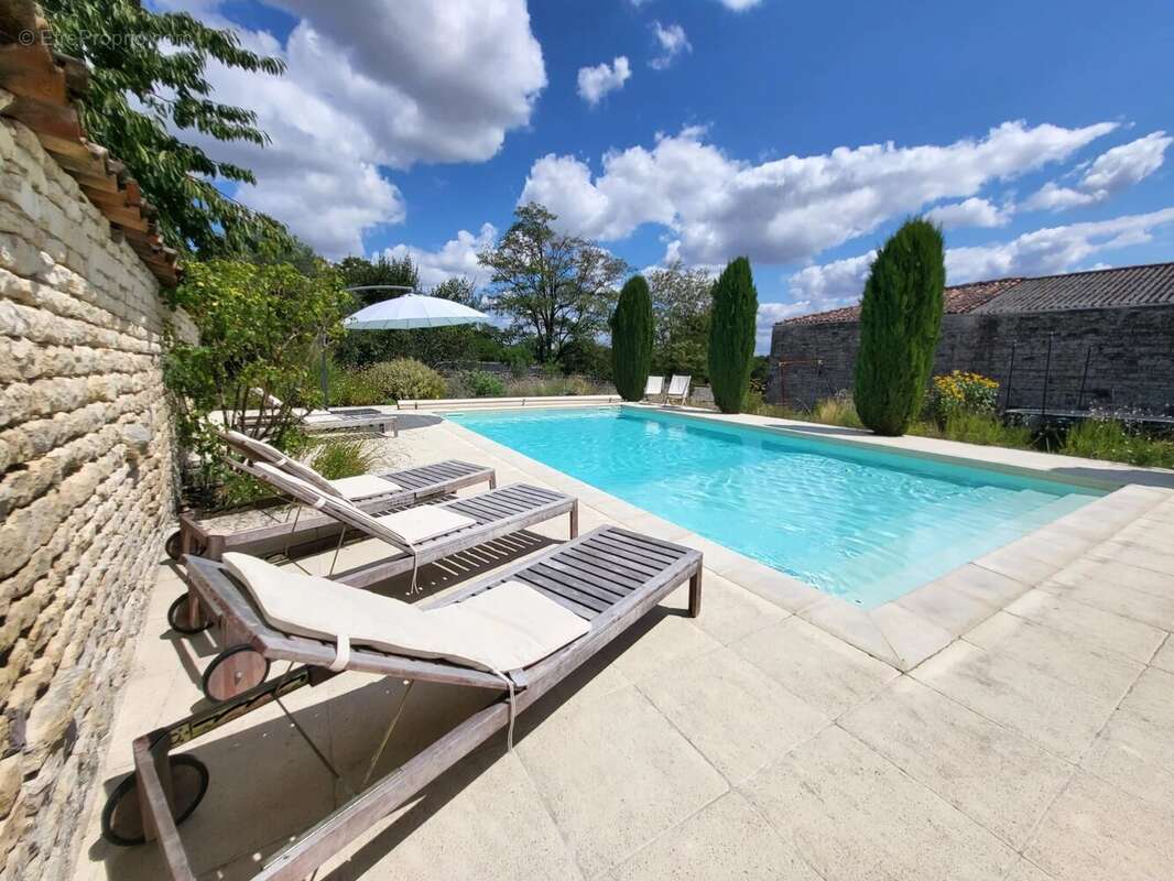 Belle maison de village du XIXème siècle près de Jarnac avec piscine et grand jardin clos - photo 10