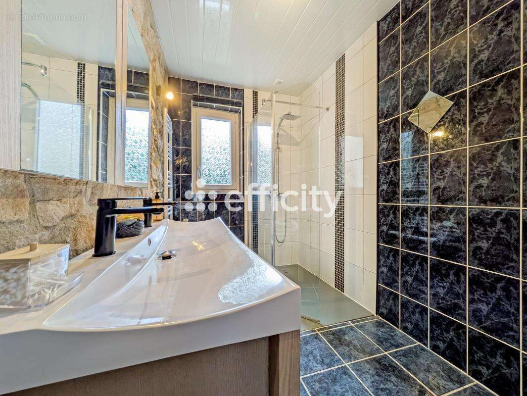 Maison à SAINT-LAURENT-SUR-GORRE