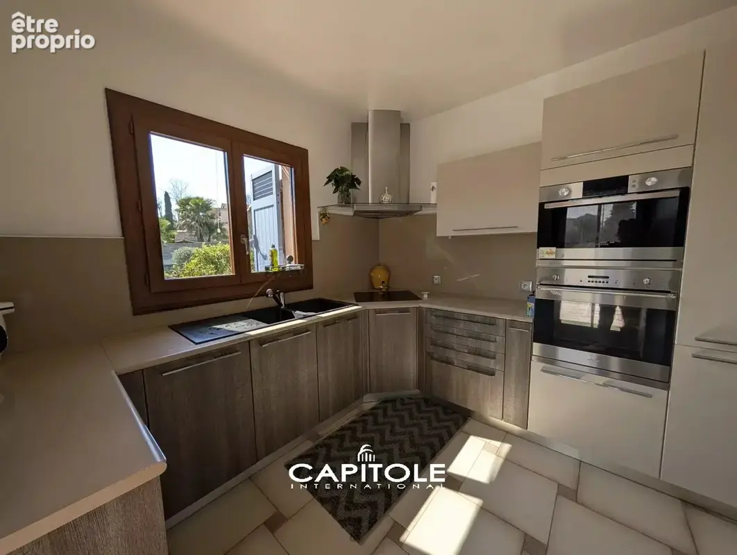 La Gaude - Charmante villa 5 pièces de 154 m² édifiée sur un terrain d'env. 2 133 m² avec piscine, vue sur les collines environn - photo 4