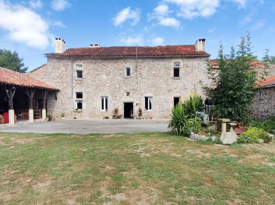 Domaine de Campagne Élégant du XIIIe Siècle avec Bois, Camping & Dépendances - photo 2