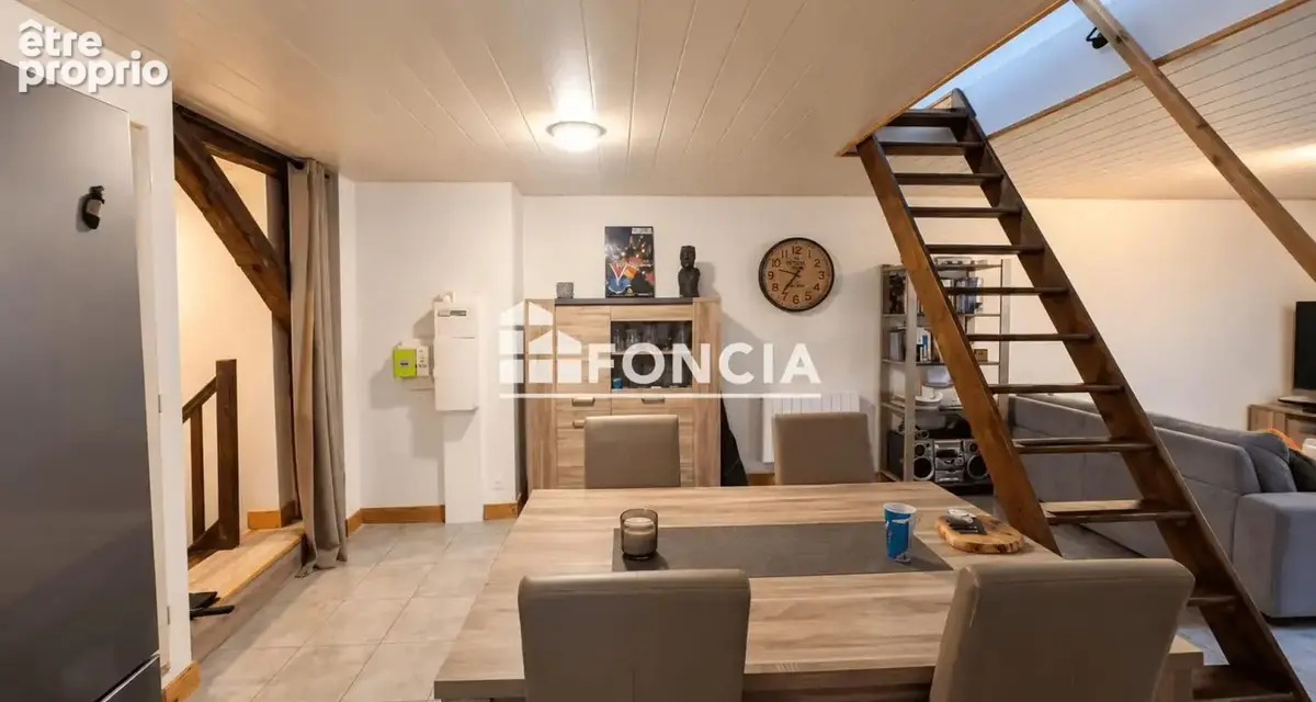 À Cevins, T1 bis de 59,86 m² Carrez, vendu loué jusqu’en mars 2029. Loyer de 530 € + 20 € de charges, cave de 5,5 m² et place de - photo 3