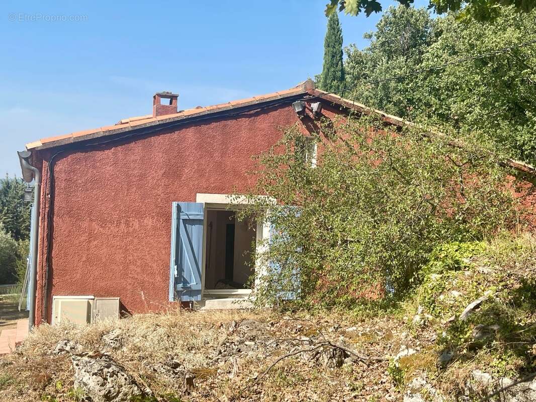 À vendre – Maison avec piscine et grand terrain arboré à Saignon (84400) - photo 25