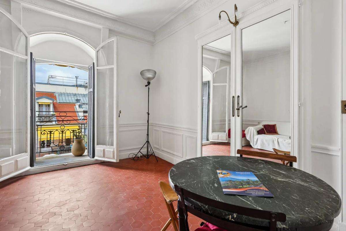 Nice Negresco : Studio dernier étage, vue mer latérale - photo 2