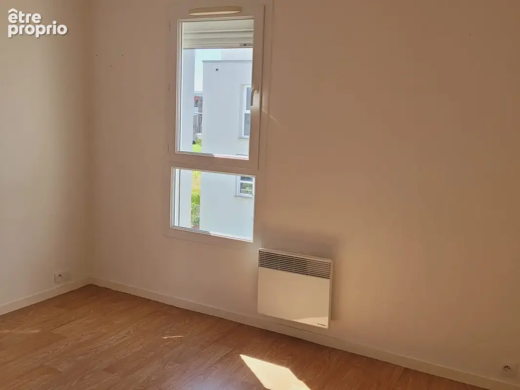 Vends appartement avec 2 chambres, terrasse, garage et parking à Val de Reuil