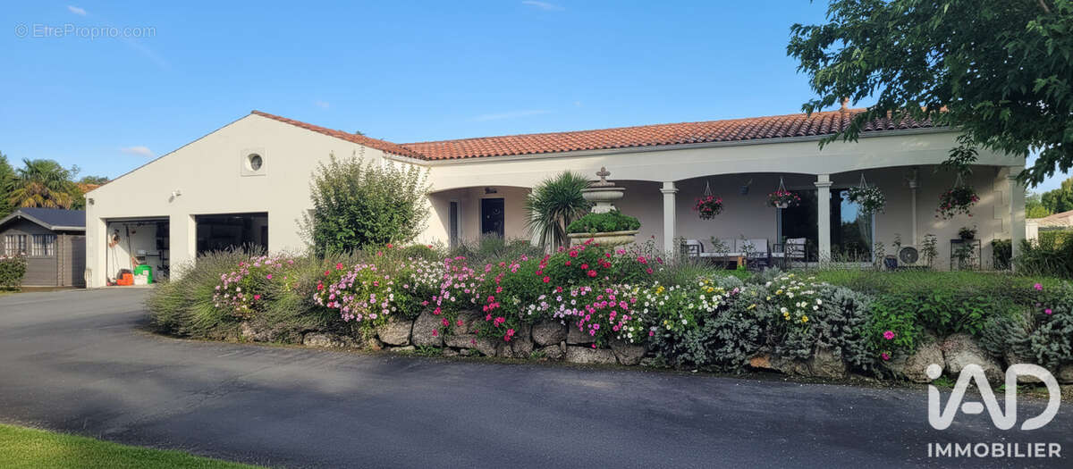 Maison 205 m² à Saint-Jean-D'angely  - photo 2