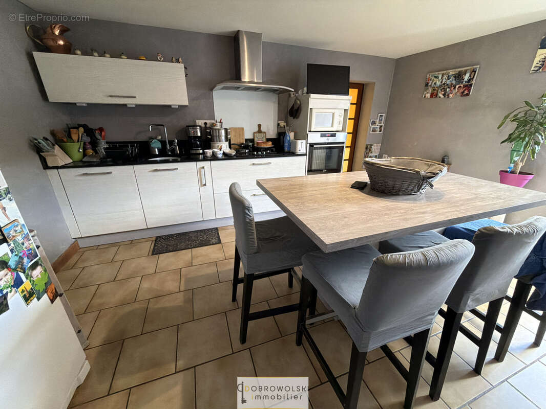 Corps de ferme à vendre, annexes et piscine - photo 5