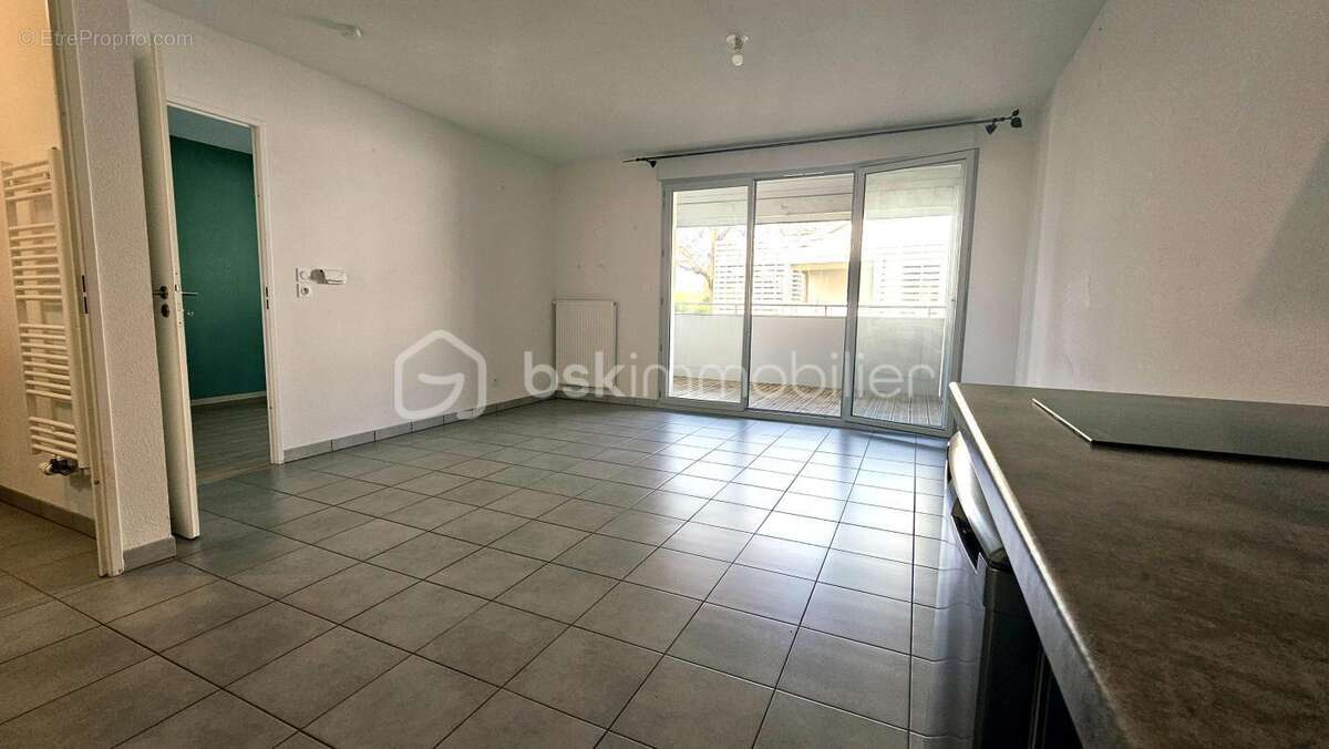 SOUSTONS – Appartement T2 récent avec terrasse et double parking en sous-sol - photo 8