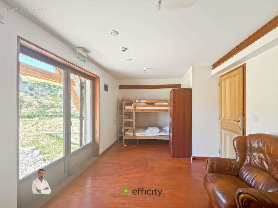 Maison 214 m² à Besse-Et-Saint-Anastaise  - photo 7