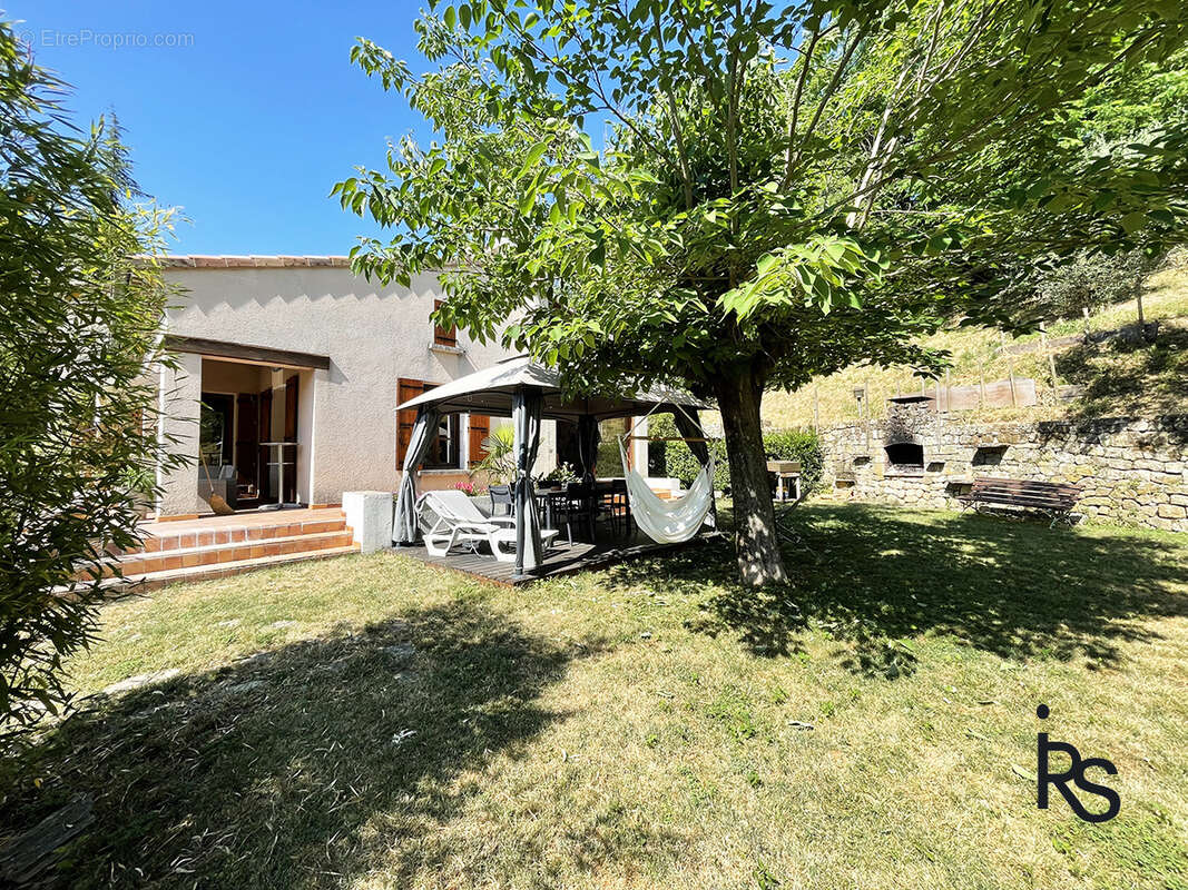 Une villa de 212 m2 avec 3797 m2 de jardin et piscine, 5 chambres et un bureau, garage et caves en RDC. - photo 10