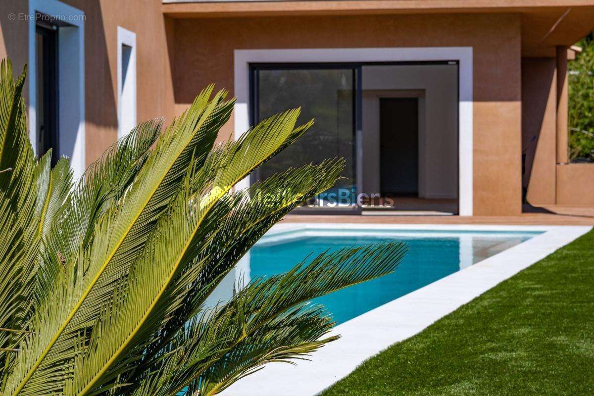 Maison à ROQUEBRUNE-SUR-ARGENS