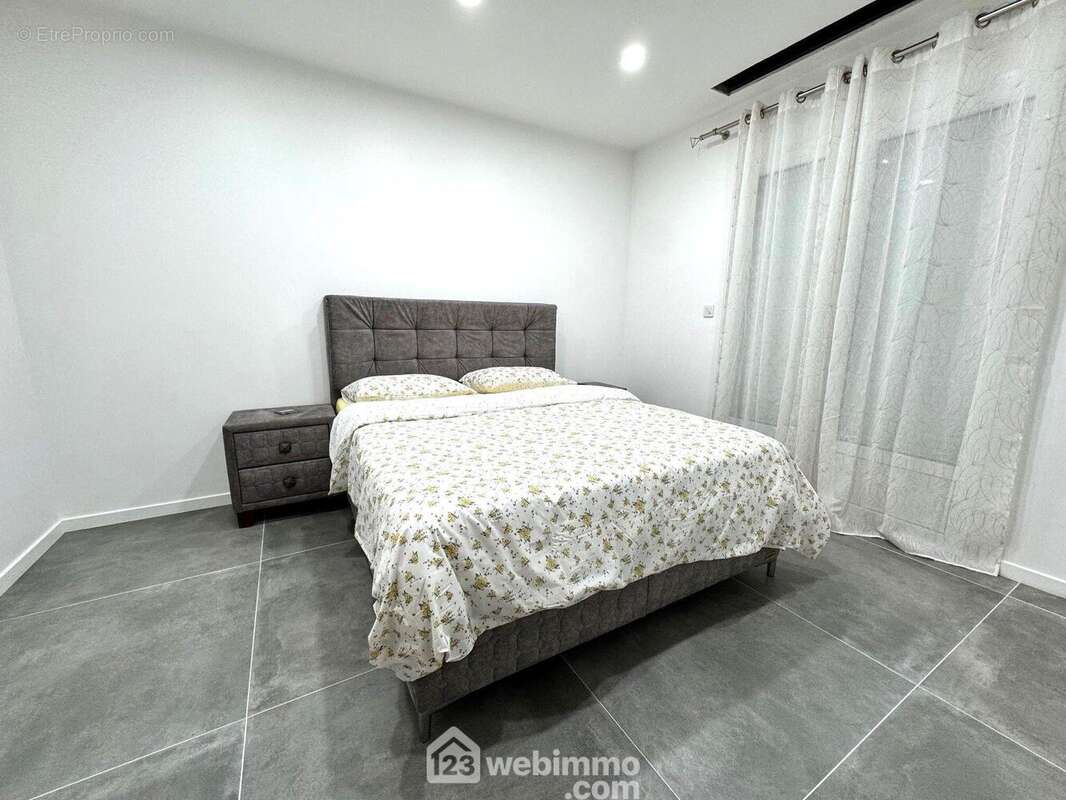 Voici la chambre du rez-de-chaussée... - Maison à SOISY-SUR-SEINE