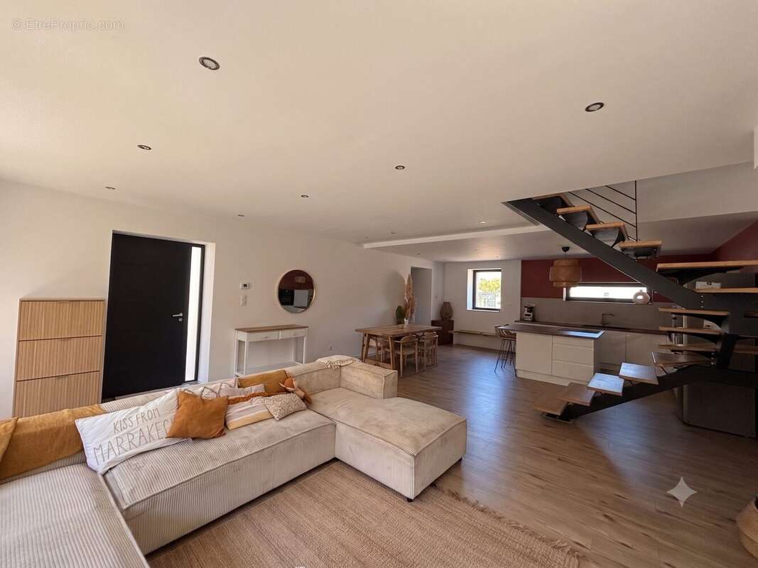 Maison 115 m² à Saint-Priest  - photo 3