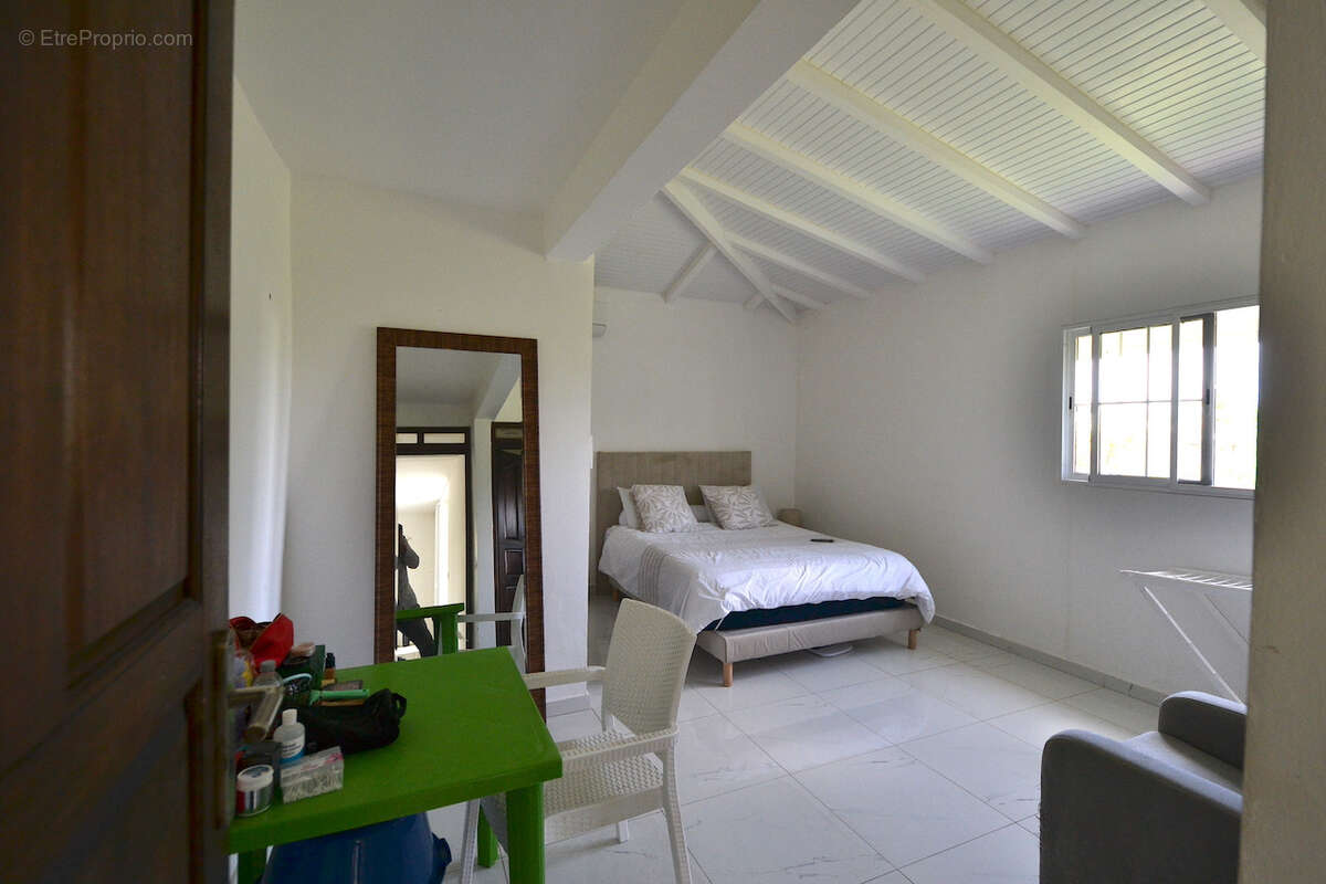 Superbe villa rénovée avec deux logements indépendants sur un terrain de 1 239 m2 - photo 9