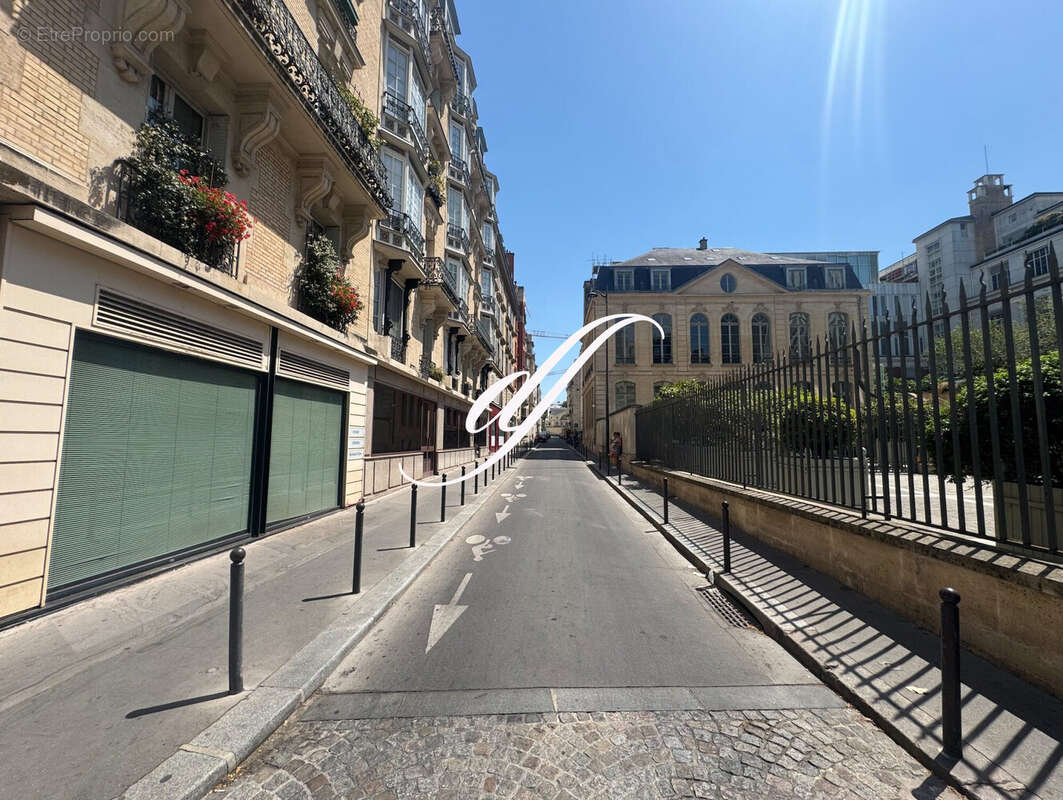 Commerce à PARIS-6E