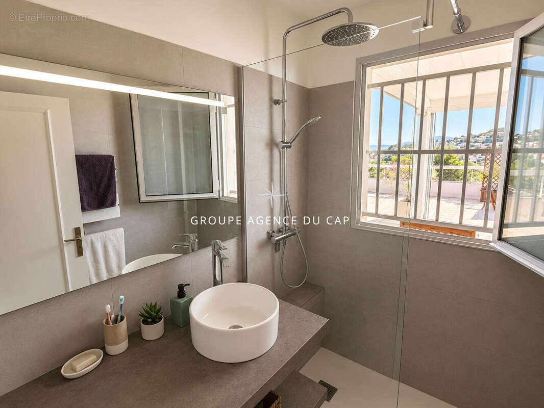 A vendre appartement dans residence securisee avec piscine 3 pieces 2 chambres terrasse sur le toit et veranda cave parking et p - photo 9