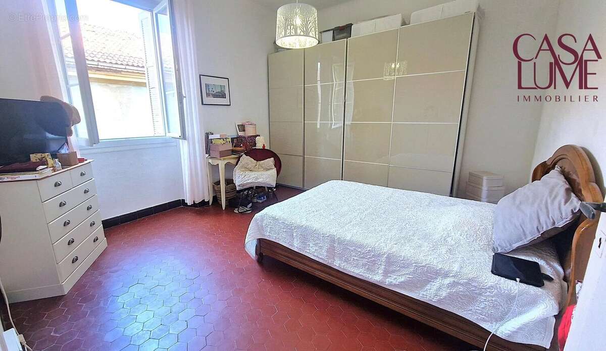 F4 de 91 m² cours Grandval à 5 mn des plages - photo 7