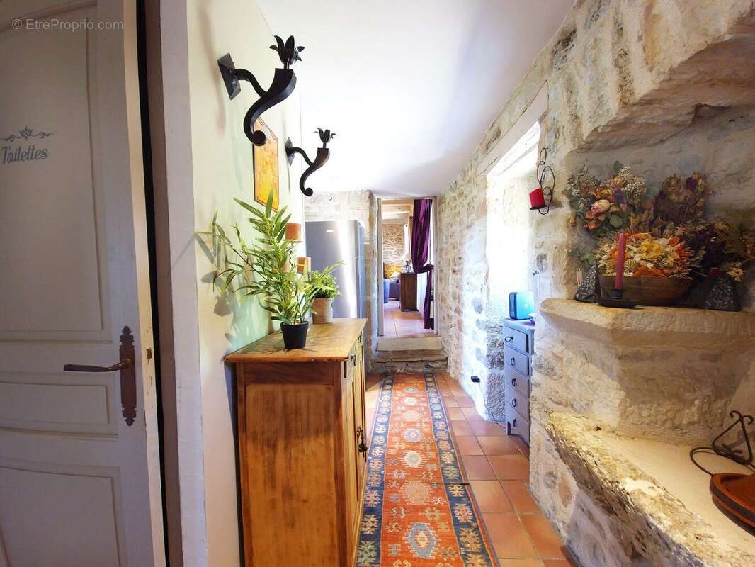 Belle maison en pierres dans un hameau calme - photo 9