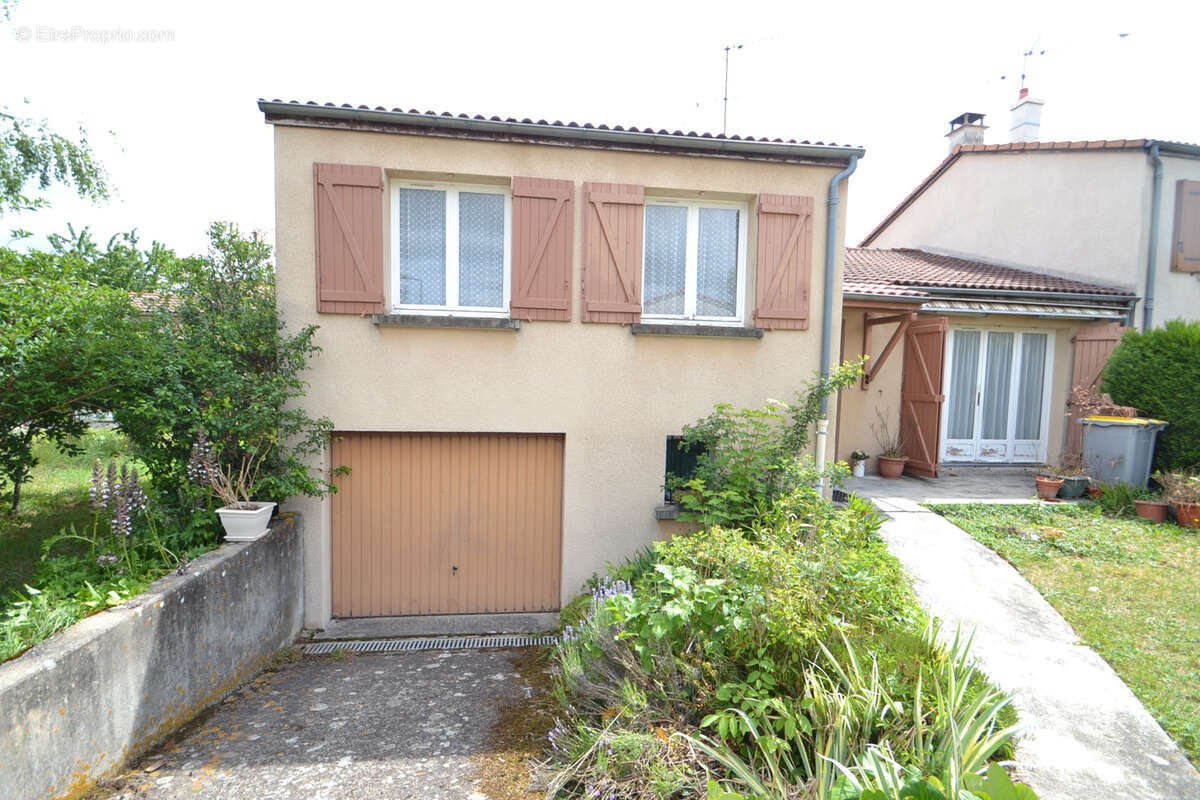 GANNAT, maison T4 de 94 m2, jardin et garage - photo 9