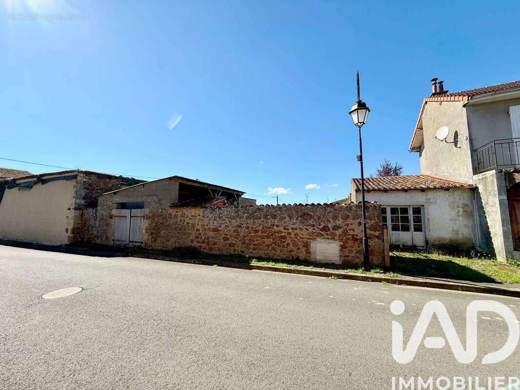 Maison 96 m² à Millac  - photo 4