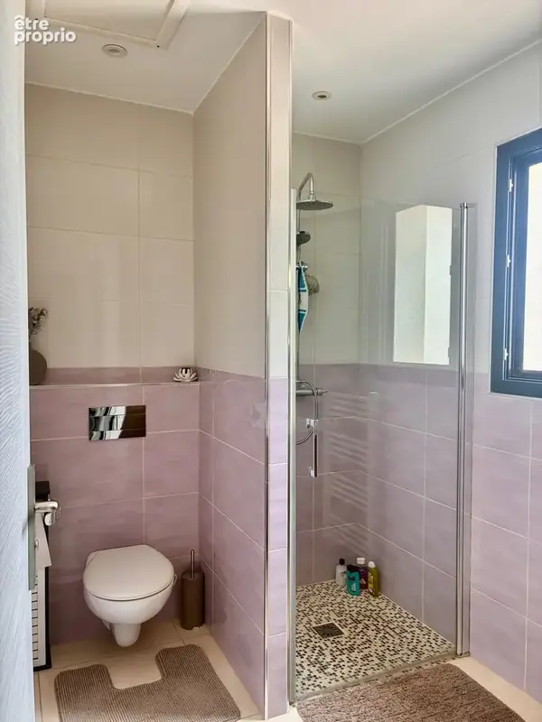 Maison récente 114 m2 avec garage et extérieur aménagé - Quartier Laure - photo 12