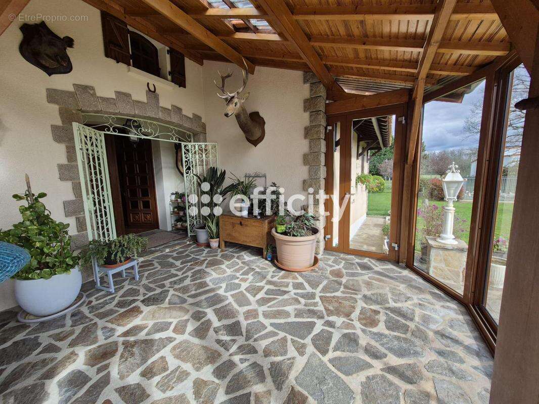 Maison 207 m² à Etagnac  - photo 2